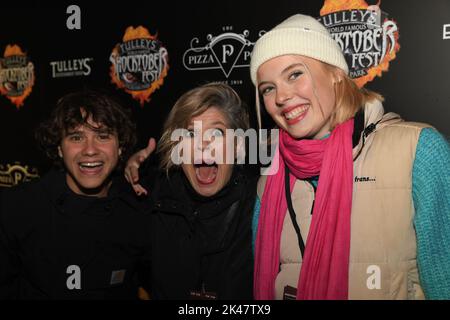 Crawley, Großbritannien. Freitag, 30. September 2022. Prominente trotzen den Schrecken beim Tulleys Shocktober Fest VIP Launch Night. Kredit: Thomas Faull/Alamy Live Nachrichten Stockfoto