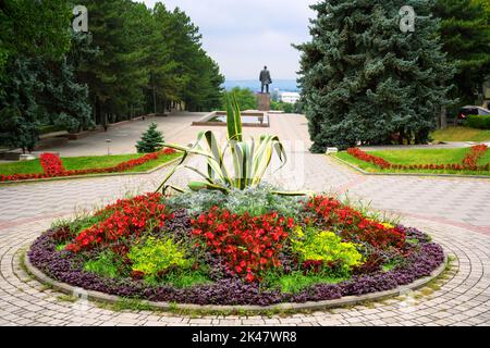 Landschaftsgestaltung in Pyatigorsk, Russland. Schöne Landschaft der Kaskade Treppe mit Blumen in Pyatigorsk Stadtzentrum im Sommer. Thema Park, Natur, Stockfoto