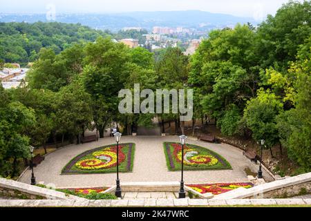 Malerische Aussicht auf Pyatigorsk vom Maschuk Mount Slope, Russland. Landschaftspark mit Treppen und Blumen, Landschaft von Blumenbeeten im Sommer. Thema der Natur Stockfoto