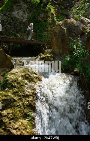 Wasserfall in Kislowodsk, Russland. Vertikale Ansicht des Wassers, das im Sommer in die Berge fällt. Es ist Touristenattraktion von Kislowodsk. Thema der Natur, trave Stockfoto