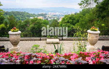 Landschaftsgestaltung in Pyatigorsk, Russland. Schöner Gehweg am Maschuk Mount Hang mit Blumen, Blick auf die Stadt Pyatigorsk im Sommer. Thema Park, Natur Stockfoto