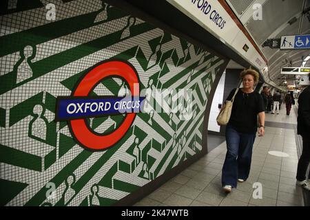 London, Großbritannien. 30. September 2022. Ein Passagier auf der Plattform des Oxford Circus. Kredit: ZUMA Press, Inc./Alamy Live Nachrichten Stockfoto