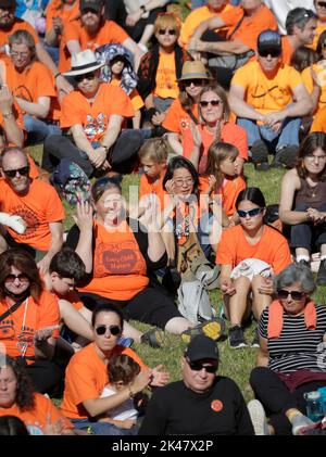 Vancouver, Kanada. 30. September 2022. Menschen mit orangefarbenen T-Shirts nehmen an einer Veranstaltung zum Gedenken an den Nationalfeiertag für Wahrheit und Versöhnung an der Universität von British Columbia in Vancouver, Kanada, am 30. September 2022 Teil. Kanada war am Freitag der zweite Nationaltag für Wahrheit und Versöhnung, an dem über die Tragödie der Wohnschulen nachgedacht wurde. Quelle: Liang Sen/Xinhua/Alamy Live News Stockfoto