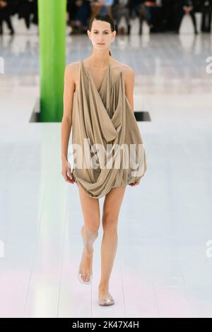 LOEWE SS23 Runway während der Pariser Modewoche am 2022. September - Paris, Frankreich. 30/09/2022 Stockfoto