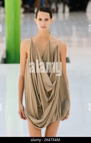 LOEWE SS23 Runway während der Pariser Modewoche am 2022. September - Paris, Frankreich. 30/09/2022 Stockfoto