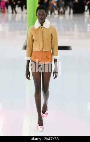 LOEWE SS23 Runway während der Pariser Modewoche am 2022. September - Paris, Frankreich. 30/09/2022 Stockfoto