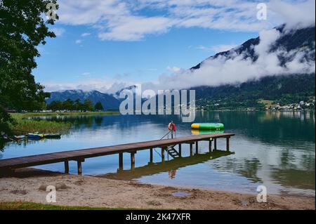 Villach, Österreich - 30. Juli 2022: Foto Vom Ossiacher See Bei Villach In Österreich Am Frühen Morgen Stockfoto