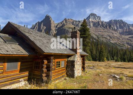 Alpine Club of Canada Elizabeth Parker Hut, Lake O'Hara. Vintage rustikale Holzhütte, kanadische Rocky Mountain Peak Landschaft, BC Yoho Nationalpark Stockfoto