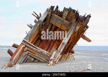 Der verbleibende Rumpf des Schiffswracks von Pesuta liegt im Sand nördlich des Tlell River am East Beach im Naikoon Provincial Park, Haida Gwaii, BC, Kanada Stockfoto