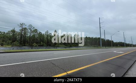 Orlando, September 29 2022 - Überschwemmung läuft entlang der Alafaya Trail Road der Stadtteil des Unfallopfers von Ian Stockfoto