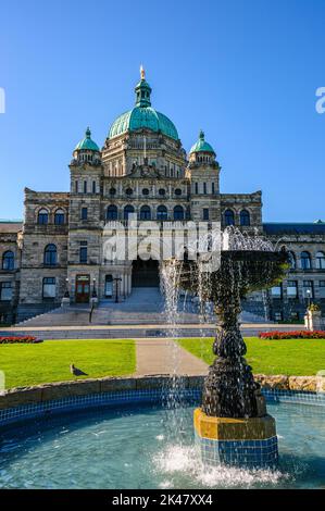 Der Brunnen und der Pool vor dem British Columbia Parliament Building in Victora, BC Stockfoto