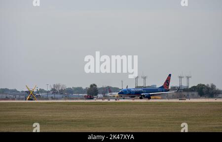 Eine Boeing 737 von Sun Country Airlines rollt zum Abflug am internationalen Flughafen Minneapolis Saint Paul aus Stockfoto