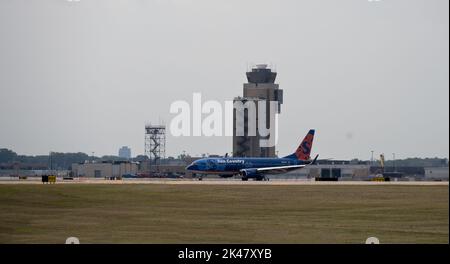 Eine Boeing 737 von Sun Country Airlines rollt zum Abflug am internationalen Flughafen Minneapolis Saint Paul aus Stockfoto