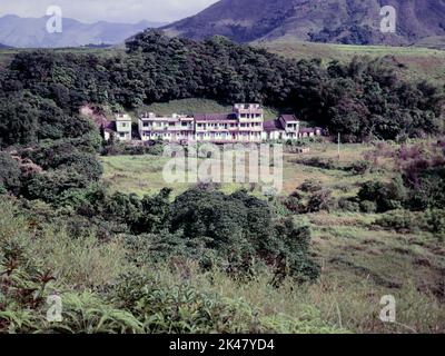 Horizontale Farbansicht des Dorfes Kau Tam TSO, in der Nähe von Wu Kau Tang, Nordosten der New Territories, Hongkong 1985. Dies ist ein traditionelles lineares Dorf. Die Gebäude stehen noch, aber die meisten Bewohner sind ausgewandert. Stockfoto