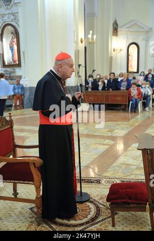 Pagani, Italien. 30. September 2022. Der italienische Kardinal Angelo Comastri, emeritierter Vikar seiner Heiligkeit für die Vatikanstadt und die päpstlichen Villen von Castel Gandolfo, emeritierter Erzpriester der Petersbasilika im Vatikan und emeritierter Präsident der Fabbrica di San Pietro, Besuch der Mutterkirche des Heiligen Leibes Christi in Pagani. Rosenkranzgebet an die Muttergottes, Eucharistiefeier und Begegnung mit den Gläubigen. (Foto: Pasquale Senatore/Pacific Press) Quelle: Pacific Press Media Production Corp./Alamy Live News Stockfoto