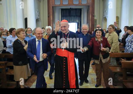 Pagani, Italien. 30. September 2022. Der italienische Kardinal Angelo Comastri, emeritierter Vikar seiner Heiligkeit für die Vatikanstadt und die päpstlichen Villen von Castel Gandolfo, emeritierter Erzpriester der Petersbasilika im Vatikan und emeritierter Präsident der Fabbrica di San Pietro, Besuch der Mutterkirche des Heiligen Leibes Christi in Pagani. Rosenkranzgebet an die Muttergottes, Eucharistiefeier und Begegnung mit den Gläubigen. (Foto: Pasquale Senatore/Pacific Press) Quelle: Pacific Press Media Production Corp./Alamy Live News Stockfoto