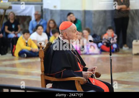 Pagani, Italien. 30. September 2022. Der italienische Kardinal Angelo Comastri, emeritierter Vikar seiner Heiligkeit für die Vatikanstadt und die päpstlichen Villen von Castel Gandolfo, emeritierter Erzpriester der Petersbasilika im Vatikan und emeritierter Präsident der Fabbrica di San Pietro, Besuch der Mutterkirche des Heiligen Leibes Christi in Pagani. Rosenkranzgebet an die Muttergottes, Eucharistiefeier und Begegnung mit den Gläubigen. (Foto: Pasquale Senatore/Pacific Press) Quelle: Pacific Press Media Production Corp./Alamy Live News Stockfoto