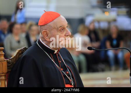 Pagani, Italien. 30. September 2022. Der italienische Kardinal Angelo Comastri, emeritierter Vikar seiner Heiligkeit für die Vatikanstadt und die päpstlichen Villen von Castel Gandolfo, emeritierter Erzpriester der Petersbasilika im Vatikan und emeritierter Präsident der Fabbrica di San Pietro, Besuch der Mutterkirche des Heiligen Leibes Christi in Pagani. Rosenkranzgebet an die Muttergottes, Eucharistiefeier und Begegnung mit den Gläubigen. (Foto: Pasquale Senatore/Pacific Press) Quelle: Pacific Press Media Production Corp./Alamy Live News Stockfoto