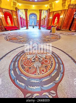 BUDAPEST, UNGARN - 24. FEB 2022: Die farbigen Mosaikornamente in der Halle des Gellert-Kurbades, am 24. Feb in Budapest Stockfoto