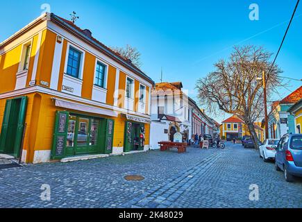 SZENTENDRE, UNGARN - 24. FEBRUAR 2022: Die Touristenfußgängerzone Bogdanyi Straße mit Cafés, Touristenläden, Restaurants und Kunstgalerien, am 24. Februar in Szen Stockfoto