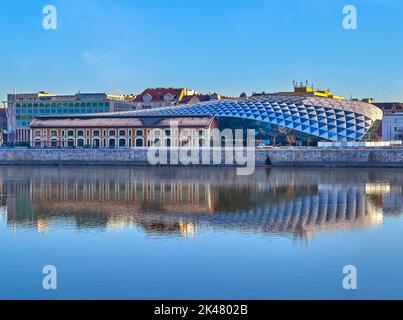 Das malerische, moderne Gebäude des Balna-Zentrums liegt am Ufer der Donau, Pest, Budapest, Ungarn Stockfoto