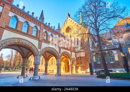 Die Steinsäulen und die dekorative Arkade der Skybridge zwischen dem Campus der Universität für Technologie und Wirtschaft und Bibliothek, Budapest, Ungarn Stockfoto