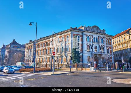 Die Fassade des CH-Gebäudes der Technologie- und Wirtschaftsuniversität, gegenüber dem Szent Gellert-Platz, Budapest, Ungarn Stockfoto