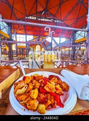 Der Hühnergrill mit Gemüse und frischer Limonade in Gläsern im Café der Central Market Hall, Budapest, Ungarn Stockfoto