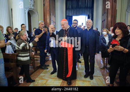 Pagani, Salerno, Italien. 30. September 2022. Der italienische Kardinal Angelo Comastri, emeritierter Vikar seiner Heiligkeit für die Vatikanstadt und die päpstlichen Villen von Castel Gandolfo, emeritierter Erzpriester der Petersbasilika im Vatikan und emeritierter Präsident der Fabbrica di San Pietro, Besuch der Mutterkirche des Heiligen Leibes Christi in Pagani. Rosenkranzgebet an die Muttergottes, Eucharistiefeier und Begegnung mit den Gläubigen. (Bild: © Pasquale Senatore/Pacific Press via ZUMA Press Wire) Bild: ZUMA Press, Inc./Alamy Live News Stockfoto