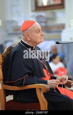 Pagani, Salerno, Italien. 30. September 2022. Der italienische Kardinal Angelo Comastri, emeritierter Vikar seiner Heiligkeit für die Vatikanstadt und die päpstlichen Villen von Castel Gandolfo, emeritierter Erzpriester der Petersbasilika im Vatikan und emeritierter Präsident der Fabbrica di San Pietro, Besuch der Mutterkirche des Heiligen Leibes Christi in Pagani. Rosenkranzgebet an die Muttergottes, Eucharistiefeier und Begegnung mit den Gläubigen. (Bild: © Pasquale Senatore/Pacific Press via ZUMA Press Wire) Bild: ZUMA Press, Inc./Alamy Live News Stockfoto