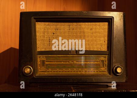 Altes 1950s Retro-Radio im Vintage-Stil mit Lautstärkeregler und Stereo-Receiver oder -Lautsprecher und im Ständer isolierter Wähltaste Stockfoto