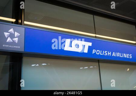 Warschau, Polen - Juli 2019: Lot Polish Airlines Ticketbüro in Warschau Chopin Airport in Polen. Lot Polish Airlines ist die Flaggonfluggesellschaft von Polen. Stockfoto