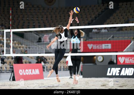Paris, Frankreich. 30. September 2022. Marta Menegatti und Valentina Gottardi aus Italien während der Volleyball Beach Pro Tour Elite 16, im Roland-Garros Stadion, in Paris, Frankreich am 30. September 2022. Kredit: Victor Joly/Alamy Live Nachrichten Stockfoto