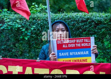 Washington DC, USA. 06.. Juni 2020. Ein Demonstrator hält ein Schild, das die Menschen in Myanmar und der Ukraine bei einem Protest gegen die Tötung von Kindern in Myanmar im Dorf Let Yet Kone in Washington, DC, am 30. September 2022 unterstützt. Nach Angaben der Vereinten Nationen hat das Militär in Myanmar seit Beginn des Putsches, den es 2021 durchgeführt hat, mehr als 2.000 Zivilisten getötet und mehr als 800.000 Menschen vertrieben. (Foto: Matthew Rodier/Sipa USA) Quelle: SIPA USA/Alamy Live News Stockfoto