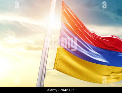 die armenische Nationalflagge winkt in einem wunderschönen Himmel. Stockfoto