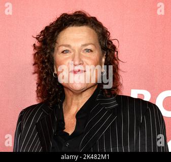 Los Angeles, Usa. 28.. September 2022, Dot-Marie Jones nimmt an der Premiere der romantischen Filmkomödie „Bros“ im Regal LA Live Teil Stockfoto