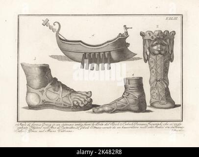 Griechisches Schiff von der Porta del Popolo 1, römischer kaiserlicher Stiefel, getragen von Trajan auf dem Konstantinsbogen 2, etruskischer Stiefel von einem Flachrelief in den Medici-Gärten in Florenz 3, griechischer Stiefel im Vatikanischen Museum 4. Kupferstich von Domenico Pronti aus seiner eigenen Neuen Sammlung mit religiösen, zivilen und militärischen Kostümen der alten Ägypter, Etrusker, Griechen und Römer, Nuova Raccolta Rappresentante i Costumi religiosi Civili e Militari, Rom, 1805. Stockfoto