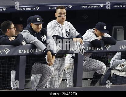 New York City, USA. 30. September 2022. New York Yankees Aaron Judge sieht zu, wie Teamkollege Oswaldo Cabrera ausschlägt, um das neunte Inning zu beenden und den Baltimore Orioles am Freitag, den 30. September 2022, einen 2-1-Sieg im Yankee Stadium in New York City zu geben. Foto von John Angelillo/UPI Credit: UPI/Alamy Live News Stockfoto