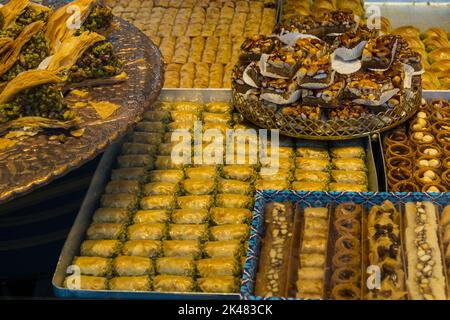 Traditionelles Baklava im türkischen Dessertladen. Gemischte Schale Baklava Stockfoto