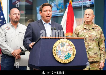 Der Gouverneur von Florida, Ron DeSantis, gab am 26. September 2022 zusammen mit FDEM-Direktor Kevin Guthrie (links) und dem Generalmajor der Nationalgarde, James O. Eifert (rechts), ein Briefing über die aktuellen Nachrichten des Orkans Ian. (USA) Stockfoto