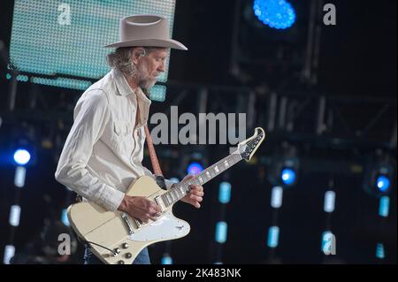24. September 2022 - Raleigh, North Carolina; USA - Gitarrist AUDLEY FREED tritt mit dem Musiker SHERYL CROW live auf, während das 2022 Farm Aid Benefit Konzert im Coastal Credit Union Music Park am Walnut Creek in Raleigh Halt macht Copyright 2022 Jason Moore. (Bild: © Jason Moore/ZUMA Press Wire) Stockfoto