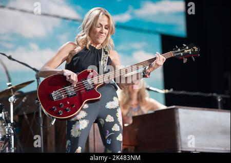 24. September 2022 - Raleigh, North Carolina; USA - der Musiker SHERYL KRÄHE tritt live auf, während das 2022 Farm Aid Benefit Konzert im Coastal Credit Union Music Park am Walnut Creek in Raleigh Halt macht Copyright 2022 Jason Moore. (Bild: © Jason Moore/ZUMA Press Wire) Stockfoto