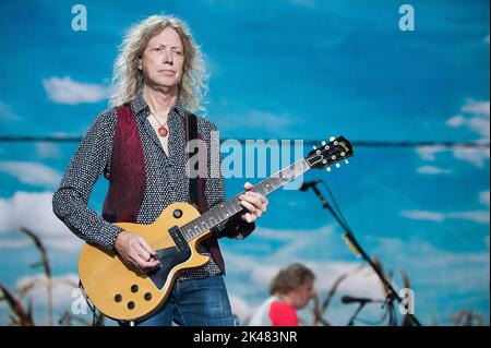 24. September 2022 - Raleigh, North Carolina; USA - Gitarrist PETER STROUD tritt mit dem Musiker SHERYL KRÄHE live auf, während das 2022 Farm Aid Benefit Konzert im Coastal Credit Union Music Park am Walnut Creek in Raleigh Halt macht Copyright 2022 Jason Moore. (Bild: © Jason Moore/ZUMA Press Wire) Stockfoto