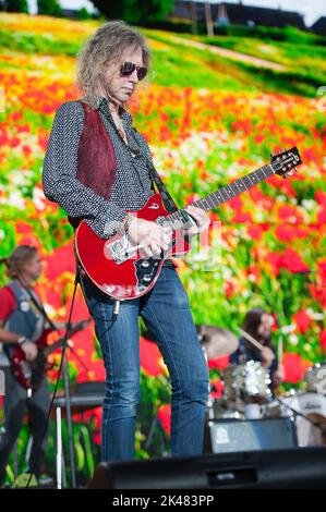 24. September 2022 - Raleigh, North Carolina; USA - Gitarrist PETER STROUD tritt mit dem Musiker SHERYL KRÄHE live auf, während das 2022 Farm Aid Benefit Konzert im Coastal Credit Union Music Park am Walnut Creek in Raleigh Halt macht Copyright 2022 Jason Moore. (Bild: © Jason Moore/ZUMA Press Wire) Stockfoto