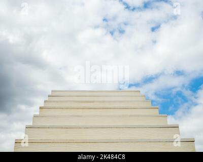 Weiße Leiter des Erfolgs mit einem Himmel Hintergrund Stockfoto