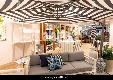 Gartenmöbel Tisch und Stühle im Domayne Harvey Norman Möbelgeschäft in Belrose, Sydney, NSW, Australien, 2022 Stockfoto