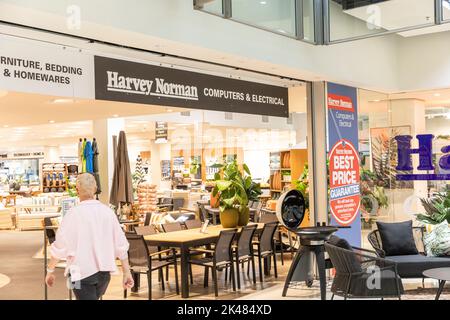 Harvey Norman Domanye Store, Frau Modell veröffentlicht tritt in den Laden in Belrose, Sydney, NSW, Australien Stockfoto