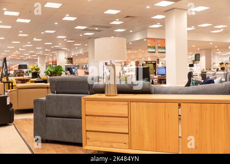 Domayne Harvey Norman Möbel und Haushaltswaren Geschäft in Sydney Verkauf Sofas, Stühle, Tische, für das Haus, NSW, Australien Stockfoto