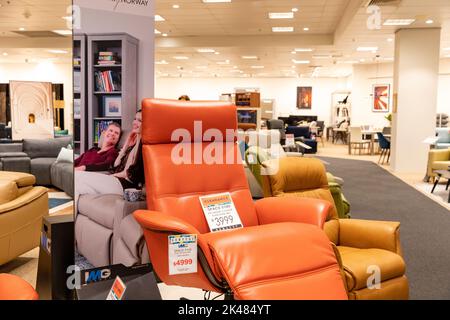 Harvey Norman Domanye Möbelgeschäft in Sydney Verkauf von Sofas und Lehnstühlen einschließlich Komfort Norwegen Raum 5100 Stuhl, NSW, Australien Stockfoto