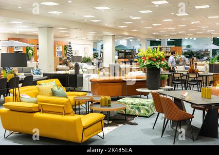 Inneneinrichtung des Möbelhauses Domayne Harvey Norman, Ledersofa, Möbel und Haushaltswaren, Sydney, Australien, 2022 Stockfoto